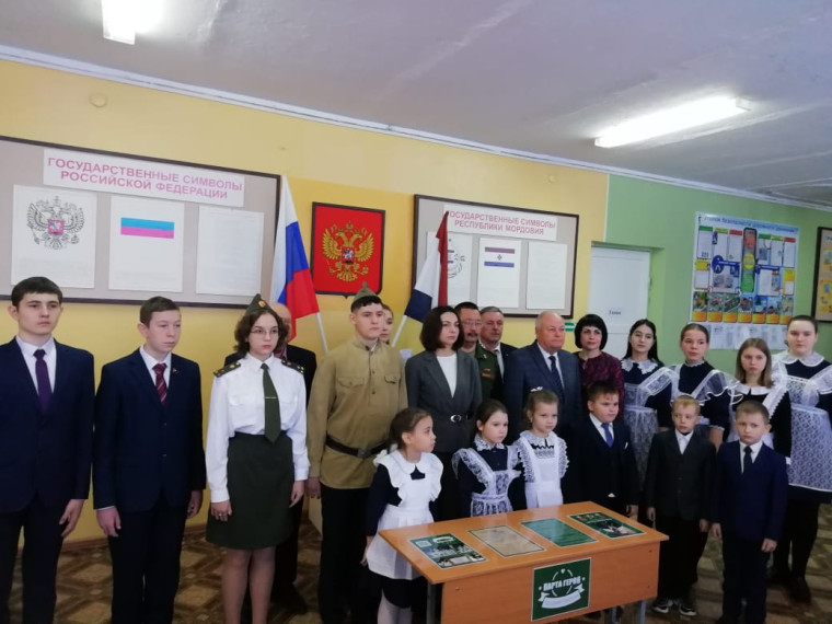День Героев Отечества Из поколения – в поколение «Проект «Парта Героя» - в Гуменской школе.